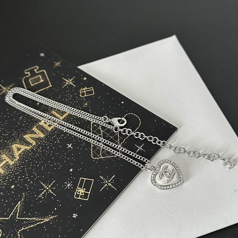 Chanel necklace 1lyx82